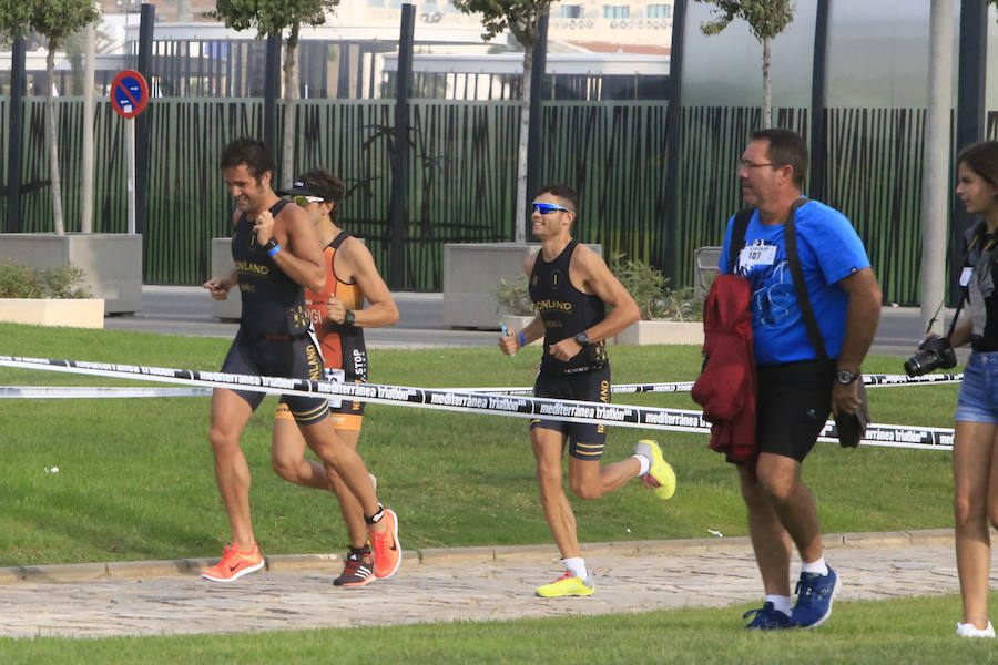 El Triatlón de Valencia llena de participantes la Marina Juan Carlos I