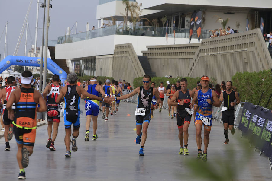 El Triatlón de Valencia llena de participantes la Marina Juan Carlos I