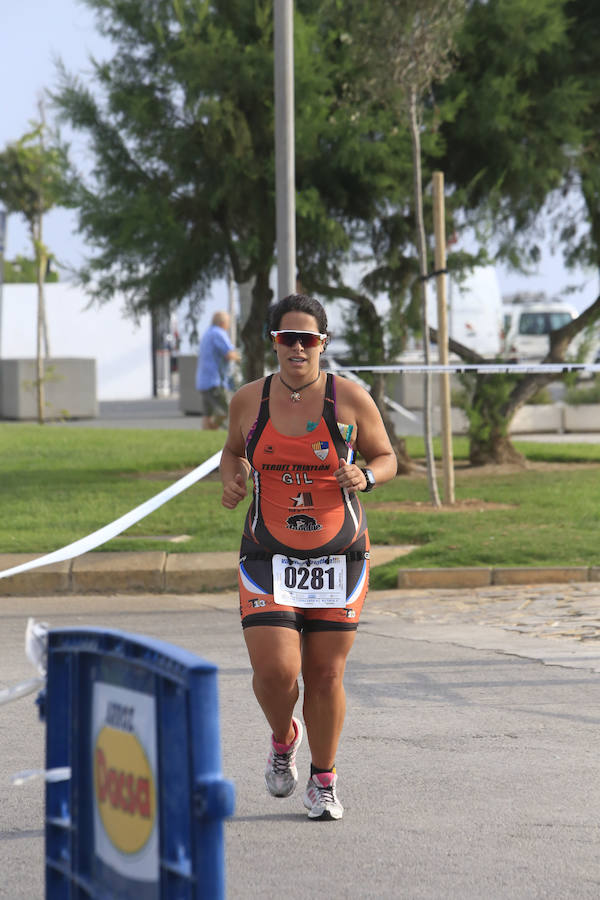 El Triatlón de Valencia llena de participantes la Marina Juan Carlos I