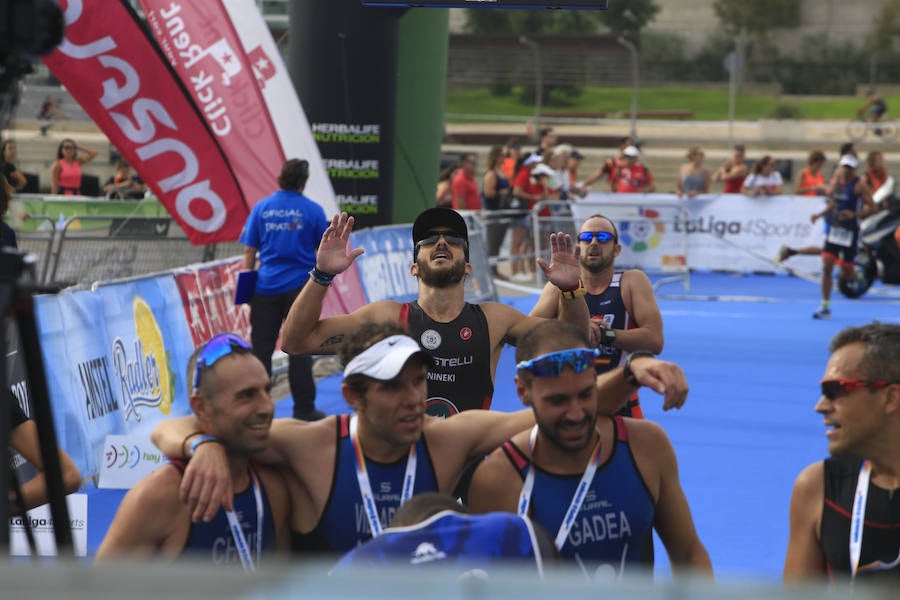 El Triatlón de Valencia llena de participantes la Marina Juan Carlos I