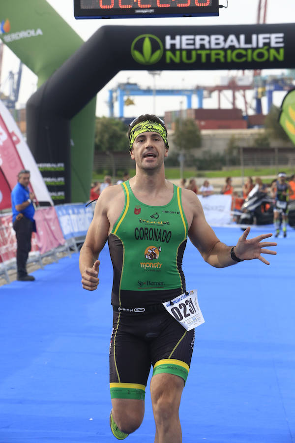 El Triatlón de Valencia llena de participantes la Marina Juan Carlos I