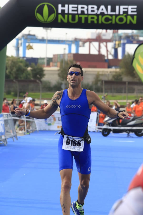 El Triatlón de Valencia llena de participantes la Marina Juan Carlos I