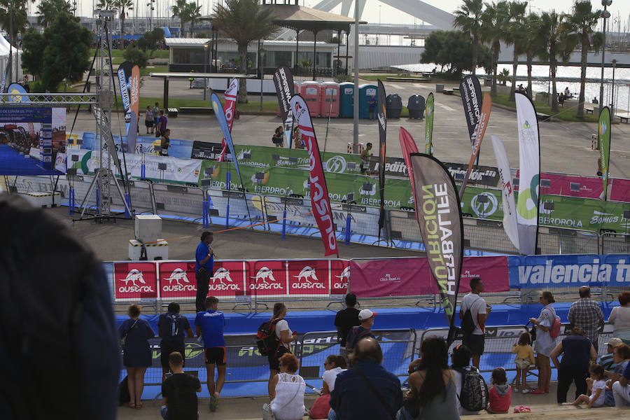 El Triatlón de Valencia llena de participantes la Marina Juan Carlos I