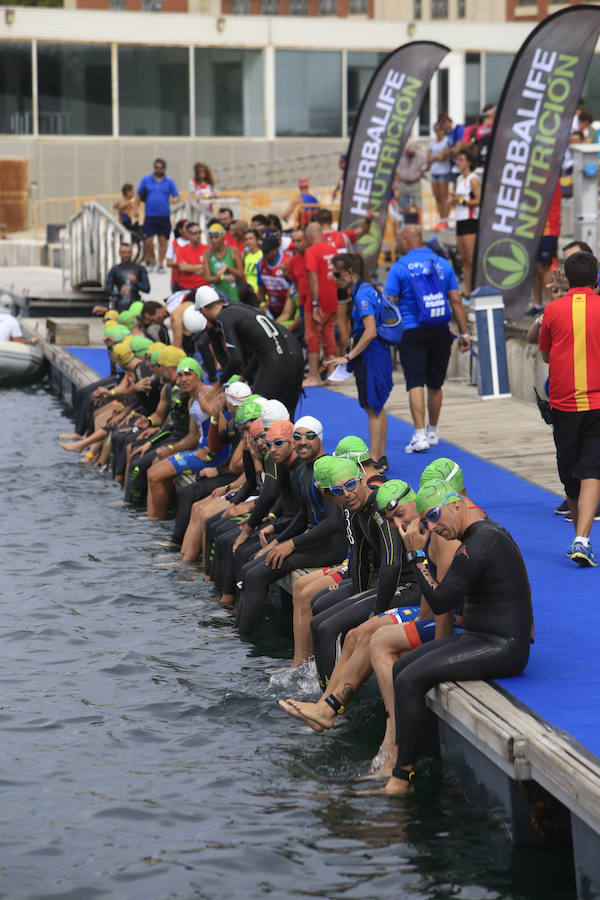 El Triatlón de Valencia llena de participantes la Marina Juan Carlos I