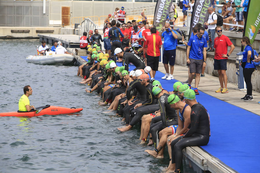 El Triatlón de Valencia llena de participantes la Marina Juan Carlos I