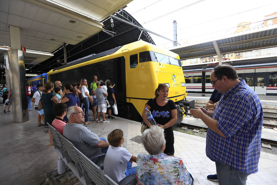 Fotos del tren histórico de Renfe en la Estación del Norte