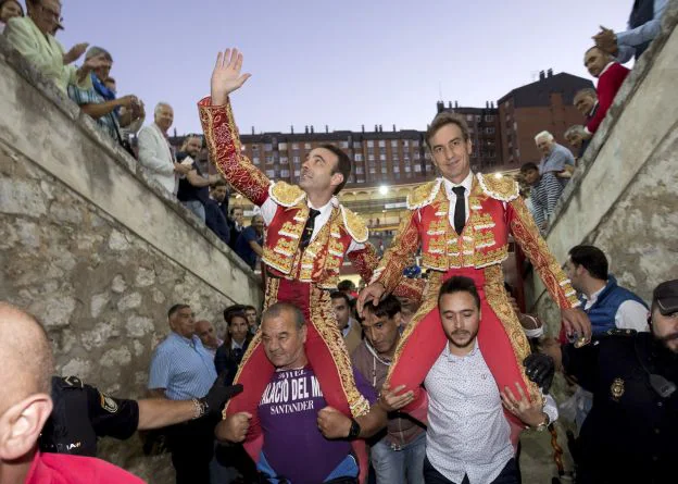 Enrique Ponce (izquierda) y Manolo Sánchez, saliendo a hombros de la plaza de toros de Valladolid.
