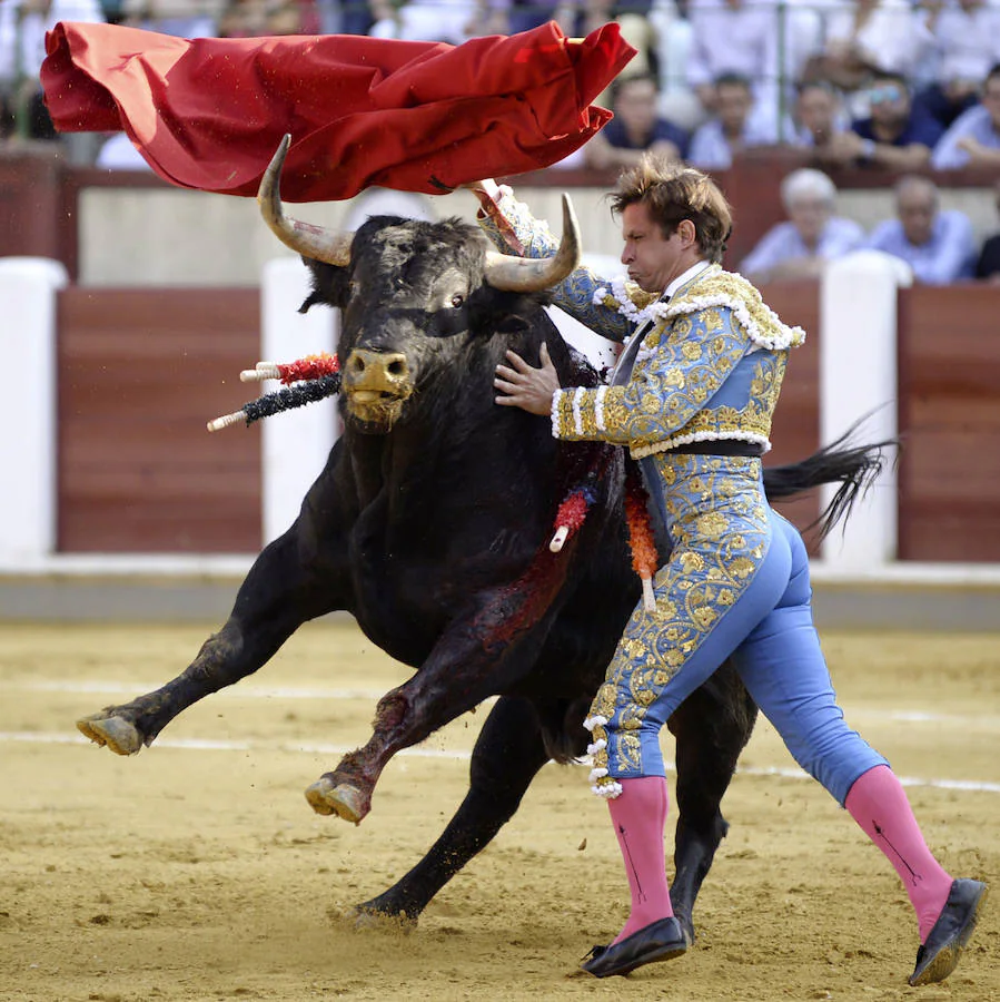 El valenciano suple a Manzanares y sale por la puerta grande