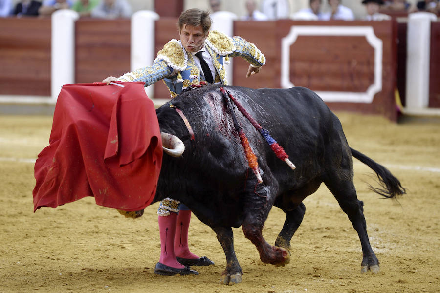 El valenciano suple a Manzanares y sale por la puerta grande