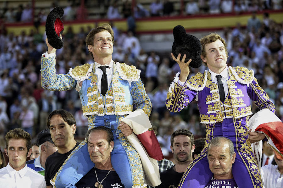 El valenciano suple a Manzanares y sale por la puerta grande