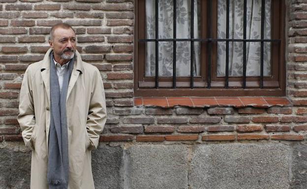 Pérez-Reverte contra Assange, la discusión sobre Cataluña que ha revolucionado Twitter