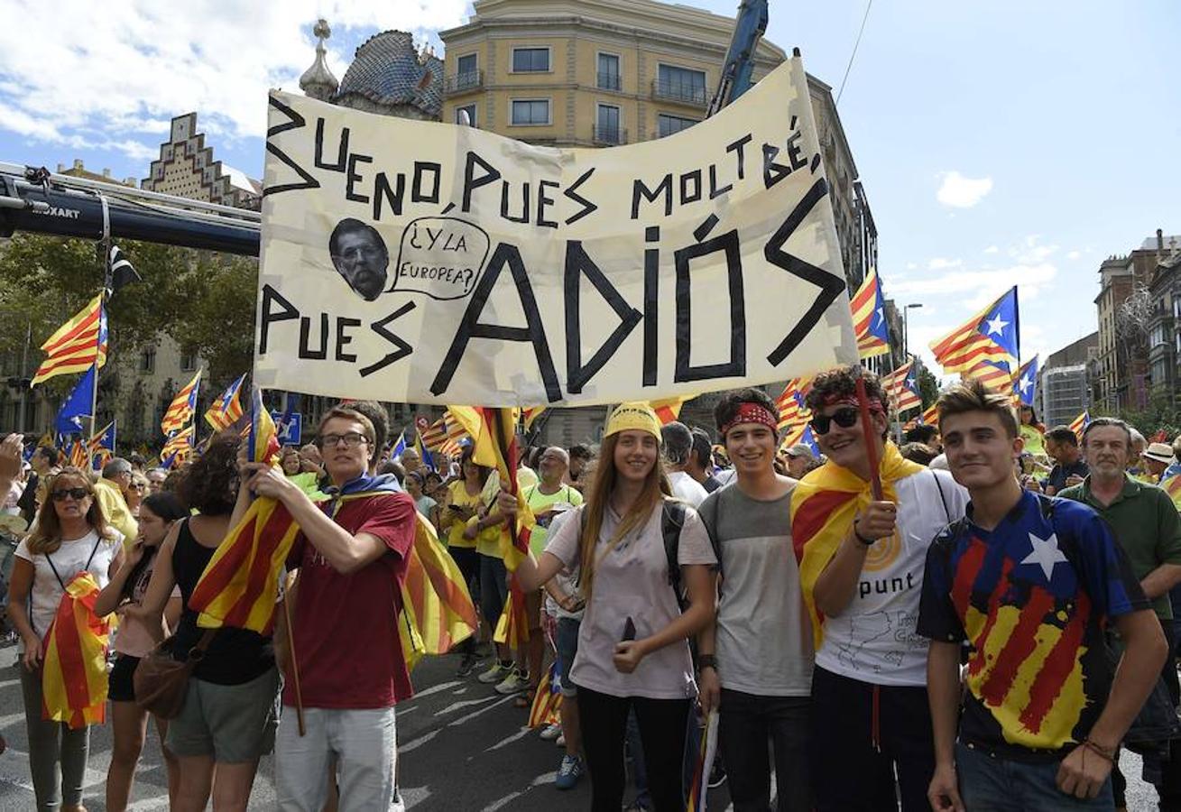 Miles de personas con esteladas han llenado las calles de Barcelona durante la marcha independentista con motivo de la Diada