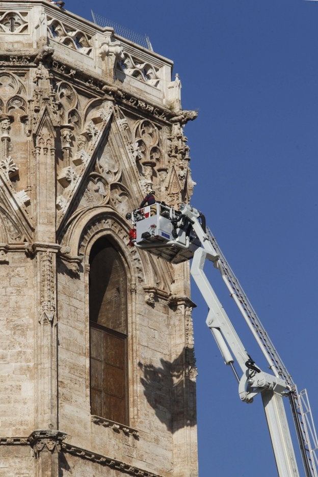 Pruebas con una grúa de Bomberos en el Micalet. 