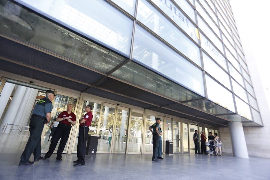 Una veintena de empleados públicos han tenido que ser tratados por conjuntivitis y problemas respiratorios durante la jornada de hoy tras el incendio del pasado domingo