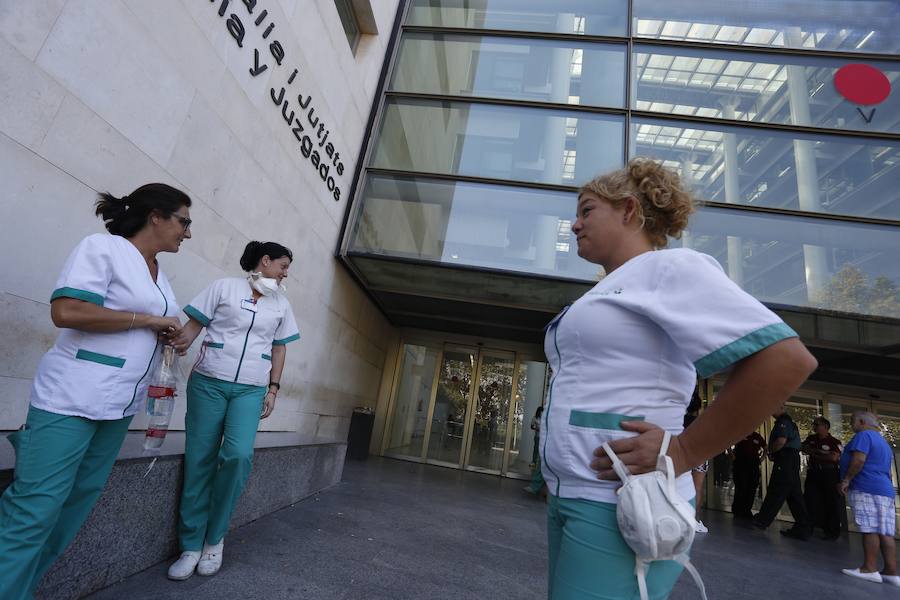 Una veintena de empleados públicos han tenido que ser tratados por conjuntivitis y problemas respiratorios durante la jornada de hoy tras el incendio del pasado domingo