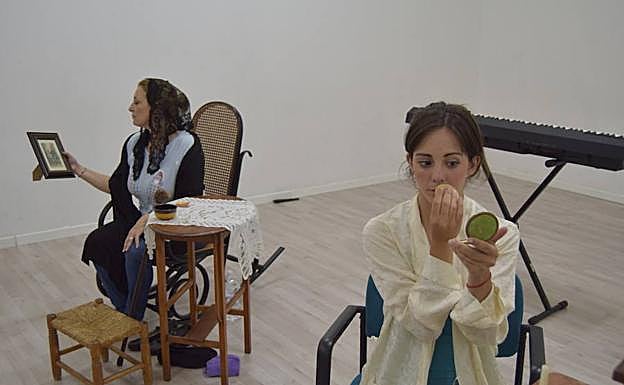 La obra se presenta como un enfrentamiento entre la Bernarda Alba creada por Lorca y una Bernarda joven a la que los directores han dado pasado y vida. 