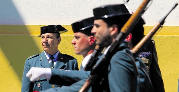 El teniente general Fernando Santafé preside un desfile de sus agentes. 