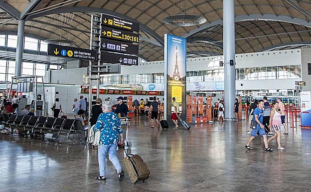 Auxilian a un niño de 2 años inconsciente y con convulsiones en el aeropuerto de Alicante