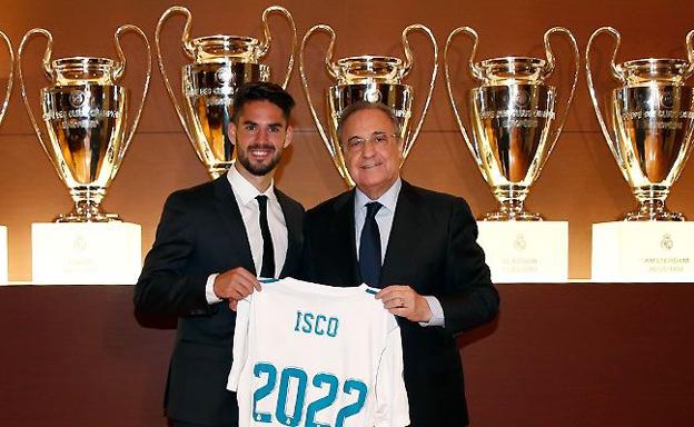 Isco, con Florentino Pérez, tras la firma del acuerdo. 