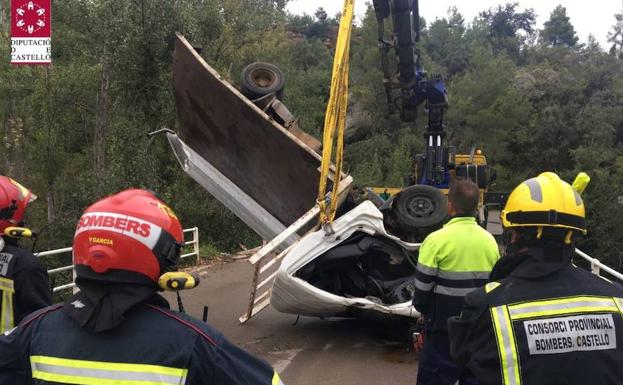 Rescate del camión caído por un puente en Fuente de la Reina. 