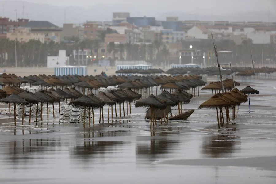 Fotos de la playa de la Malvarrosa inundada