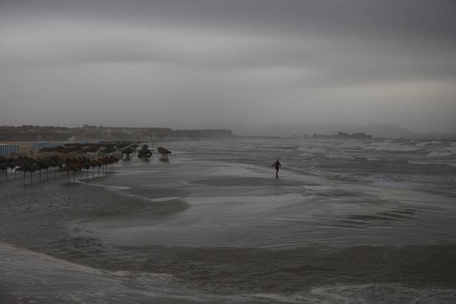 Fotos de la playa de la Malvarrosa inundada