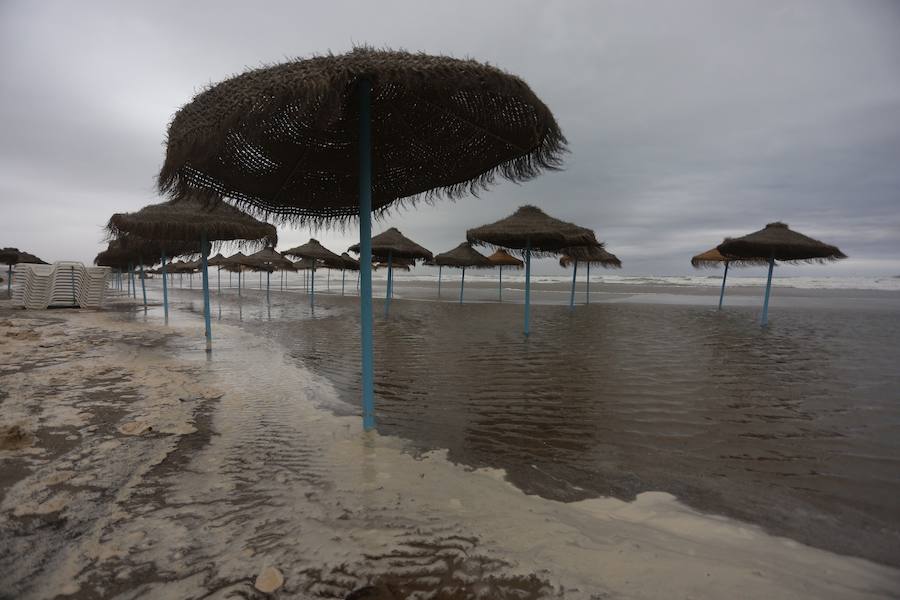 Fotos de la playa de la Malvarrosa inundada