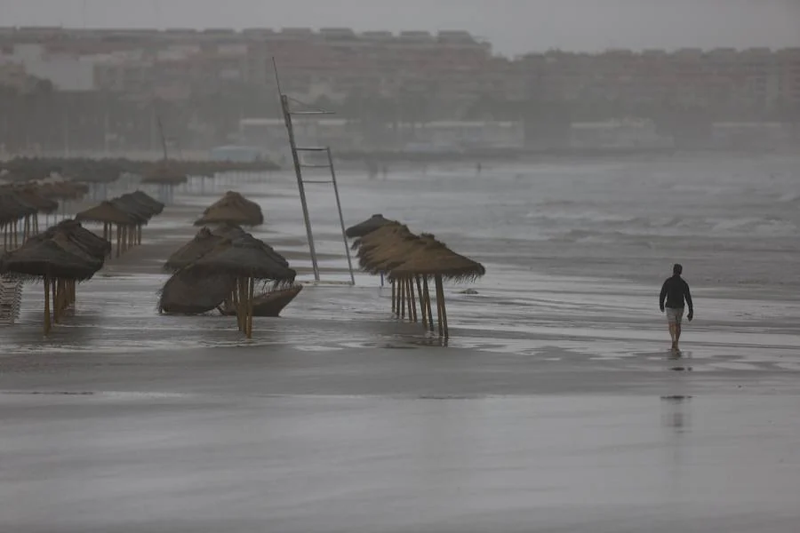 Fotos de la playa de la Malvarrosa inundada