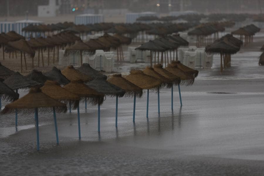 Fotos de la playa de la Malvarrosa inundada