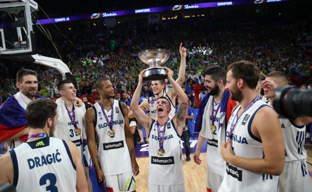 Los jugadores de la selección eslovena celebran el título europeo. 