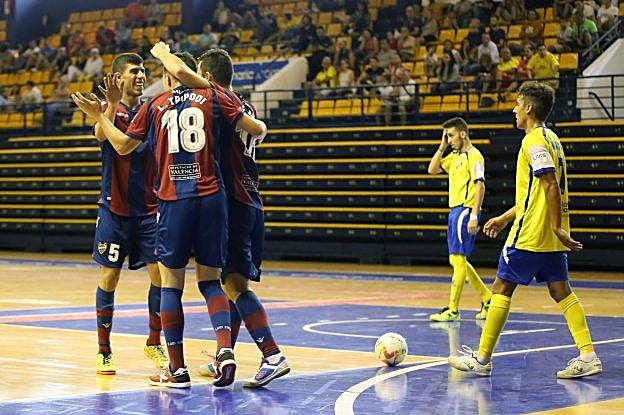 Los jugadores azulgrana celebran uno de los goles de ayer. 