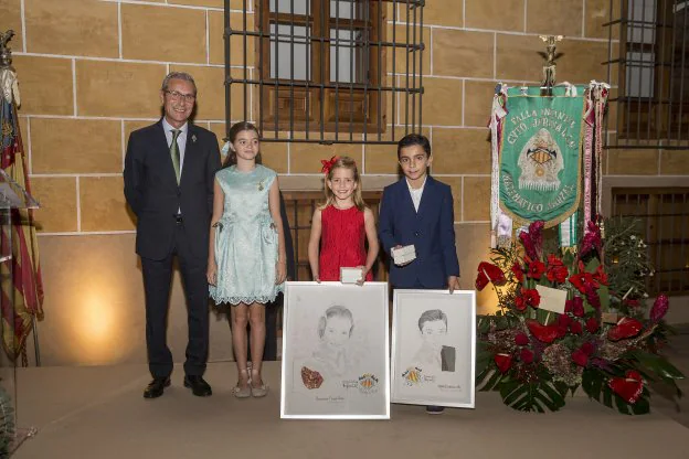 Hortensia Ferrer y Álvaro Lacruz, con los retratos . 