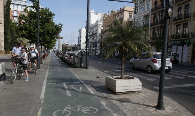 Tramo de carril bici en la avenida del Puerto. 