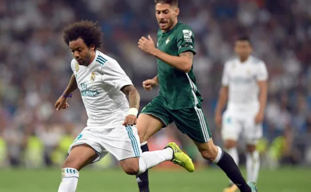 Marcelo, en una acción del partido ante el Betis. 