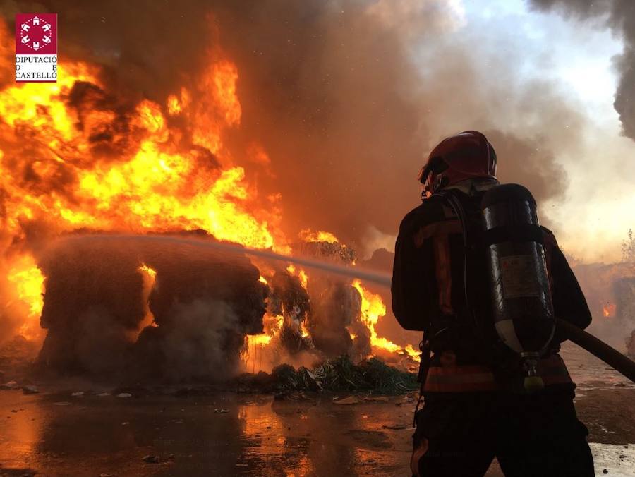 Fotos del incendio de la planta industrial de Onda