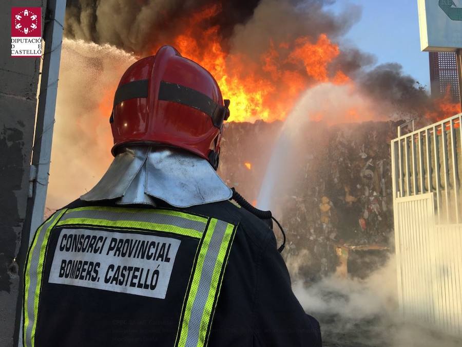 Fotos del incendio de la planta industrial de Onda