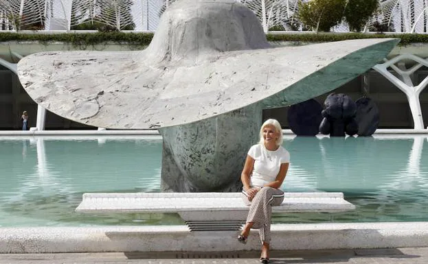 Hortensia Herrero, ayer, con la escultura que donará a la Marina.: Irene Marsilla