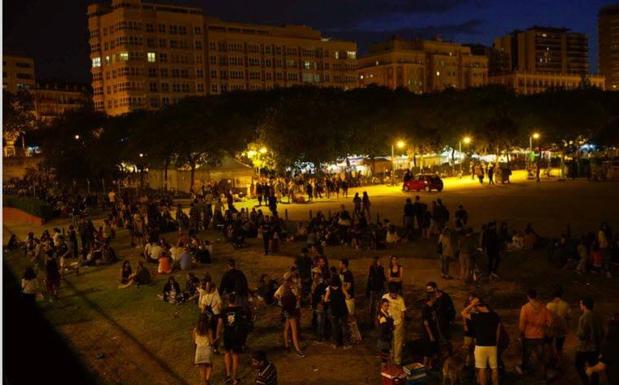 Botellón en el tramo IX del jardín del Turia.