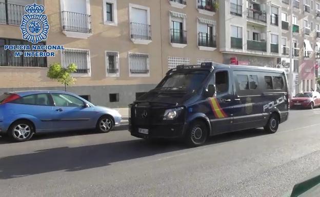 Agentes de policía antes del registro a la vivienda donde vivía el detenido.