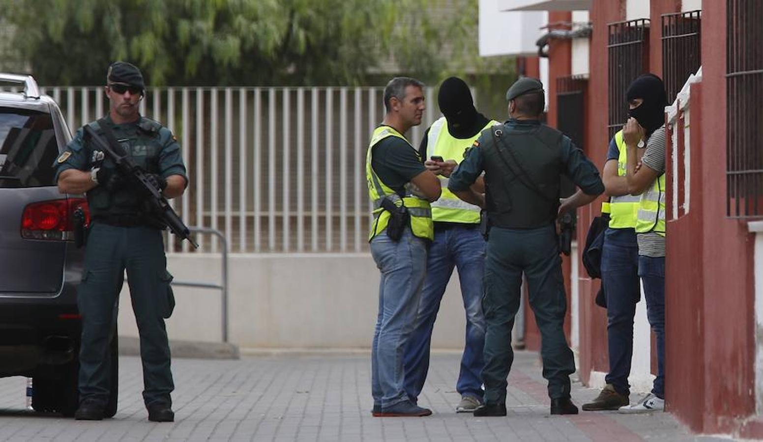 Se investiga si el detenido ayudó a los terroristas en la compra de sustancias para fabricar los explosivos almacenados en la vivienda de Alcanar, localidad que se encuentra a poco más de diez kilómetros de la localidad