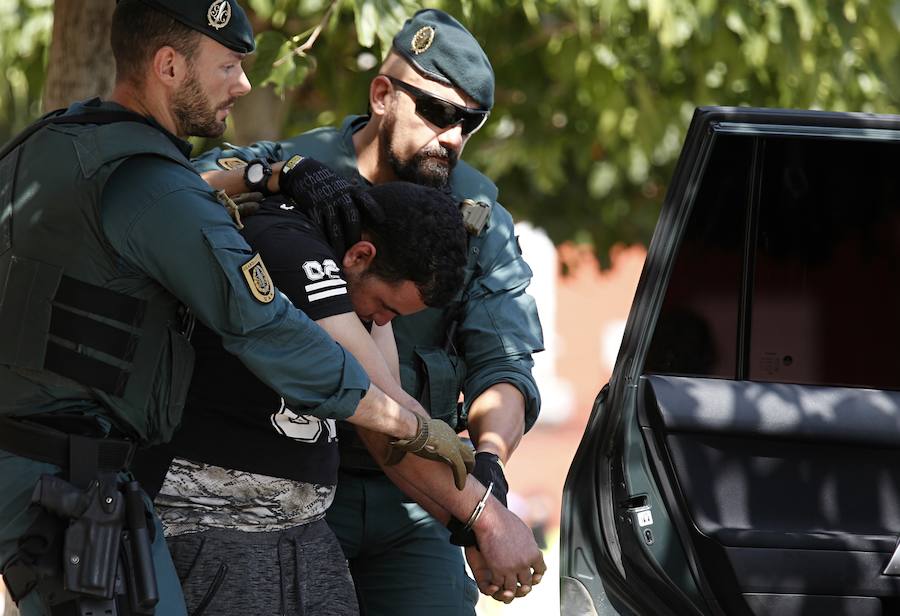 Se investiga si el detenido ayudó a los terroristas en la compra de sustancias para fabricar los explosivos almacenados en la vivienda de Alcanar, localidad que se encuentra a poco más de diez kilómetros de la localidad