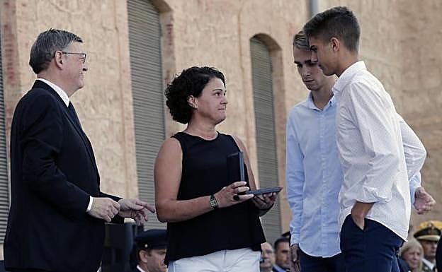 La viuda y los hijos de Blas Gámez reciben la medalla a título póstumo. 