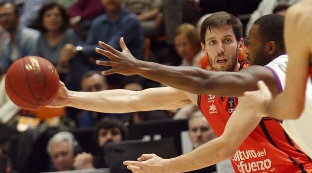 VIves defiende a Nedovic. 