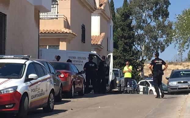 Agentes de la Policía Local de Cartagena esperan al levantamiento del cadáver de la joven. 