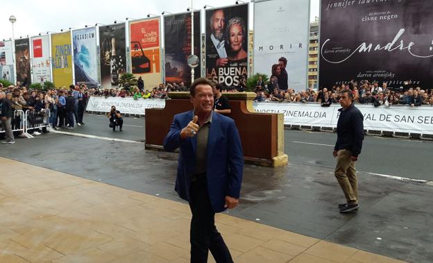 Arnold Schwarzenegger llega al María Cristina. 