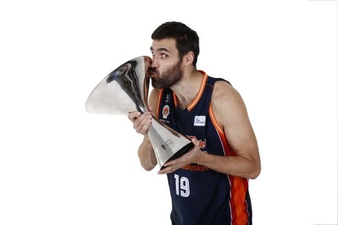 San Emeterio besa el trofeo de la Supercopa conquistado en Las Palmas por el Valencia Basket ante el Gran Canaria. 