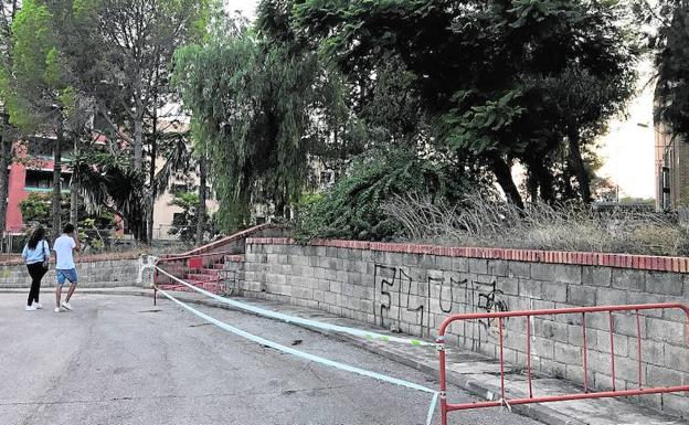 Una zona del patio, acordonado por el peligro que supone para los alumnos