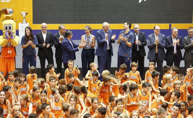 Juan Roig y Rafa Martínez junto a directivos y gente de Valencia Basket, ayer por la tarde en L'Alqueria. 