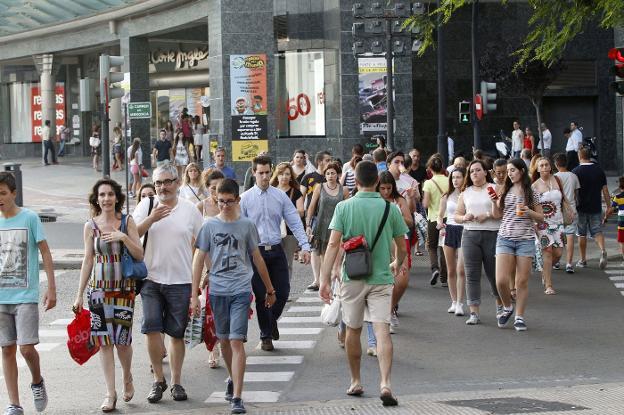 Ciudadanos junto a un centro comercial de Valencia en un domingo de apertura. 