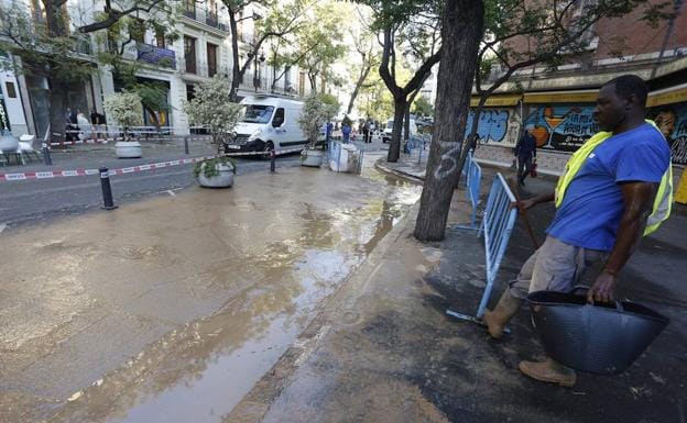 Revienta una tubería en la calle María Cristina de Valencia